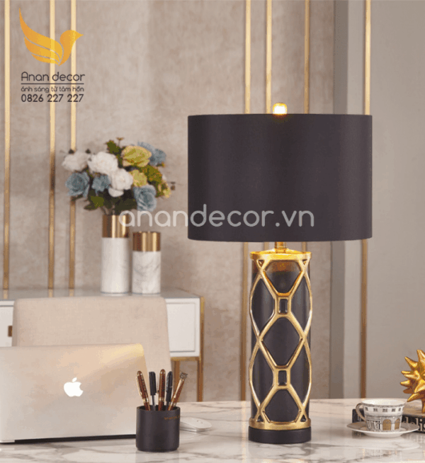 Đèn bàn cao cấp hiện đại thân đen DB 586