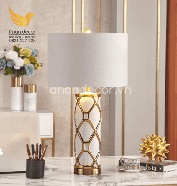 Đèn bàn hiện đại thân trắng DB 587