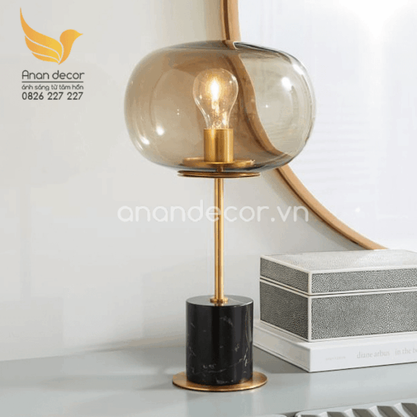 Đèn bàn thân đá đen cao cấp chao thủy tinh DB - 602