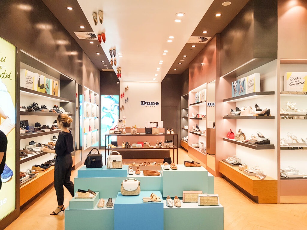 Đèn trang trí shop giày dép sẽ tạo nên khí chất và sự sang trọng cho không gian kinh doanh của bạn. Những kiểu đèn độc đáo và hiện đại, kết hợp với trang trí tinh tế và sáng tạo, sẽ tạo nên một không gian trang nhã, tinh tế thu hút ánh nhìn của khách hàng thực sự.