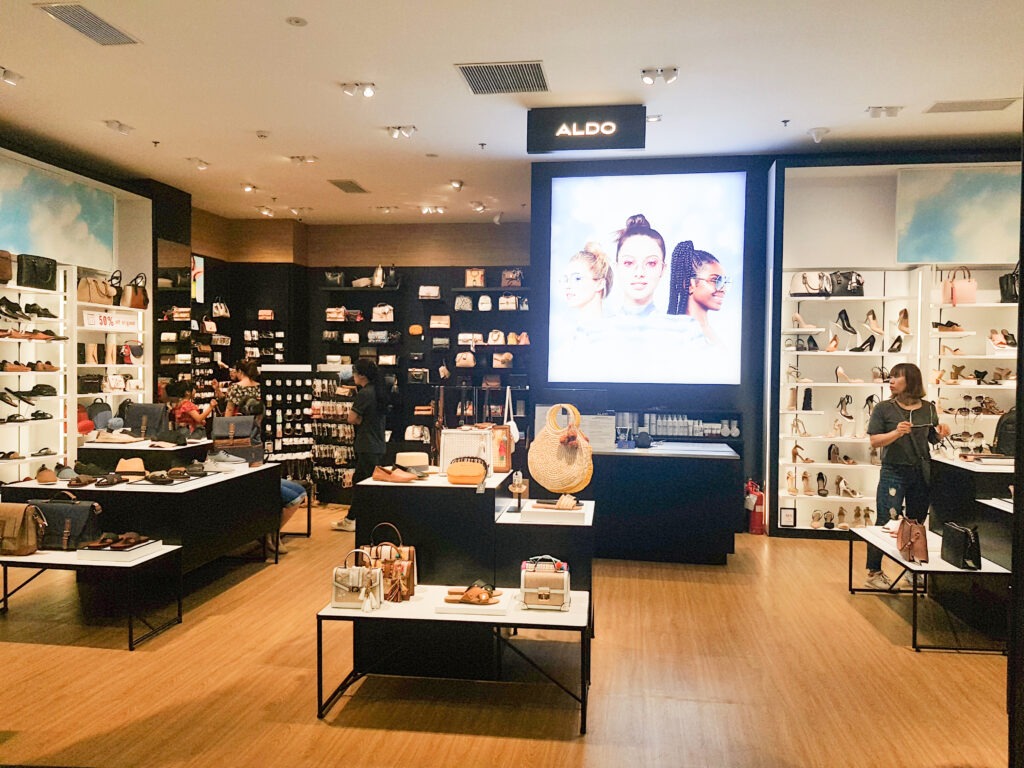 bi-kip-trang-tri-den-cho-shop-giay-dep-tui-xach-sang-trong bi-kip-trang-tri-den-cho-shop-giay-dep-tui-xach-sang-trong