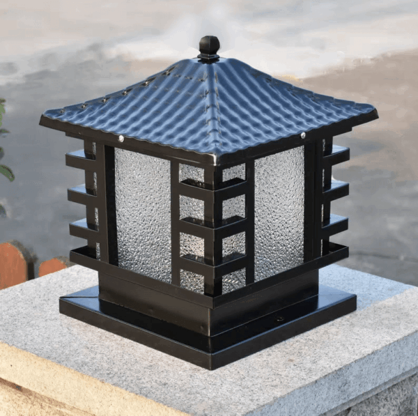 Đèn trụ cổng tân cổ điển hình mái nhà thân đen 6848D