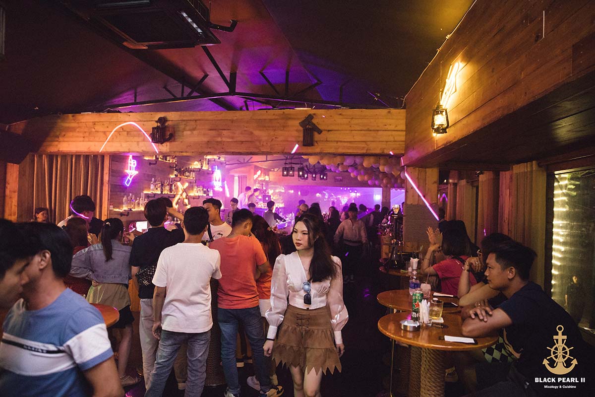 thi-cong-den-leg-black-pearl-bar-4