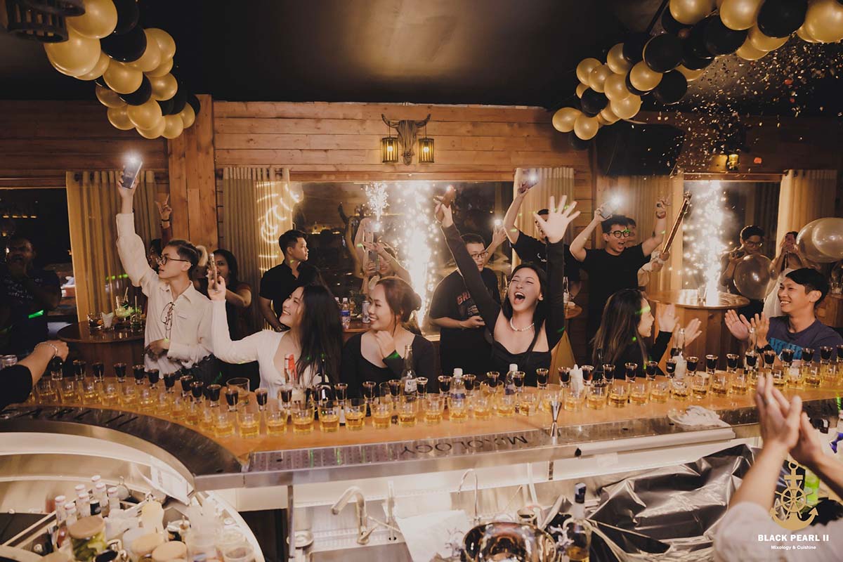 thi-cong-den-leg-black-pearl-bar-6