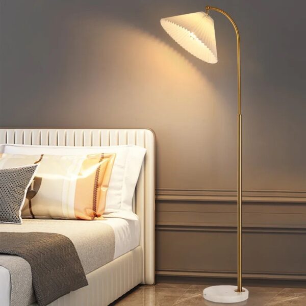 Đèn đứng xi vàng chao vảo hình chóp nón trang trí hiện đại DD.17