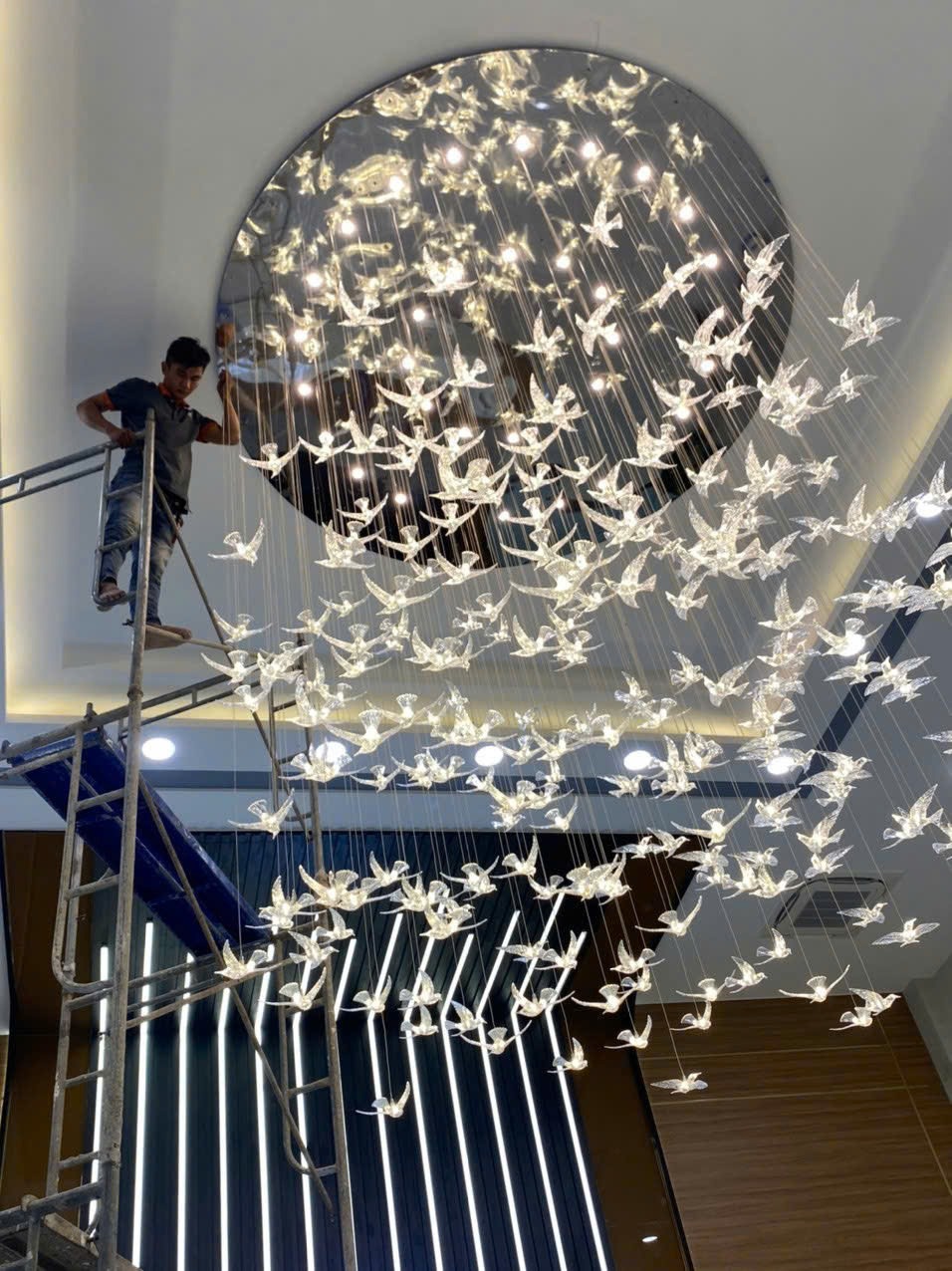 Có nên tự lắp đặt đèn thông tầng tại nhà hay thuê thợ chuyên nghiệp?