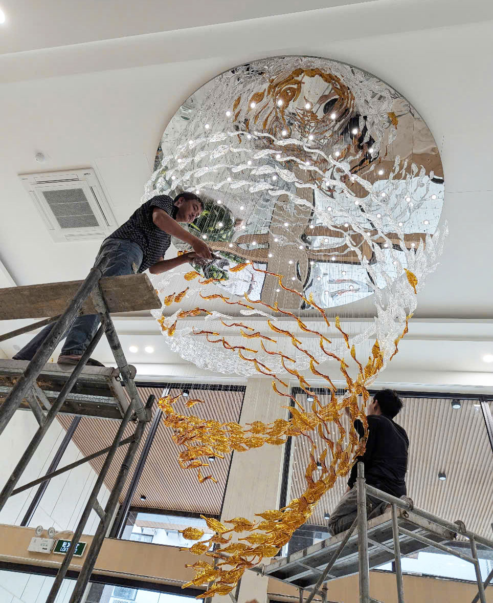 Có nên tự lắp đặt đèn thông tầng tại nhà hay thuê thợ chuyên nghiệp?