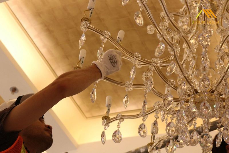 Cách chọn đèn chùm bàn ăn hài hòa với nội thất gỗ 2025