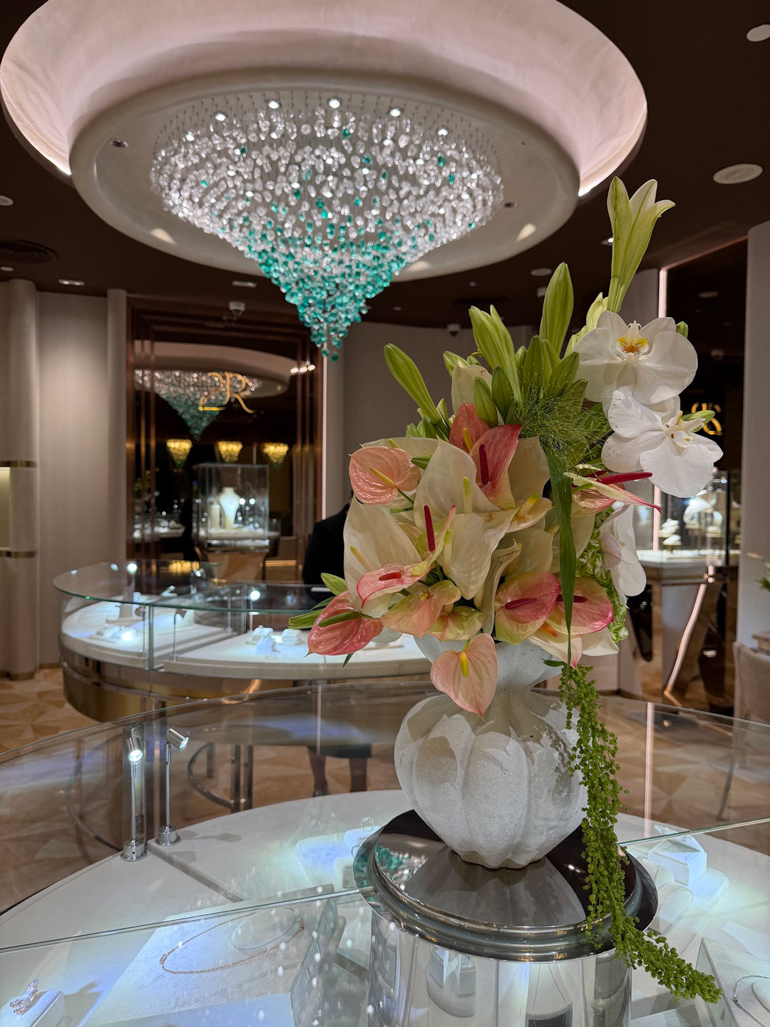 Dự Án Đèn Chùm Thiết Kế Đá Thủy Tinh - Cửa Hàng Kim Cương 20 Carats